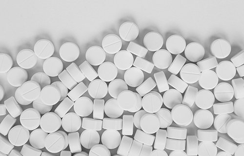 Photo of pills symbolize the ongoing opioid crisis in the U.S.