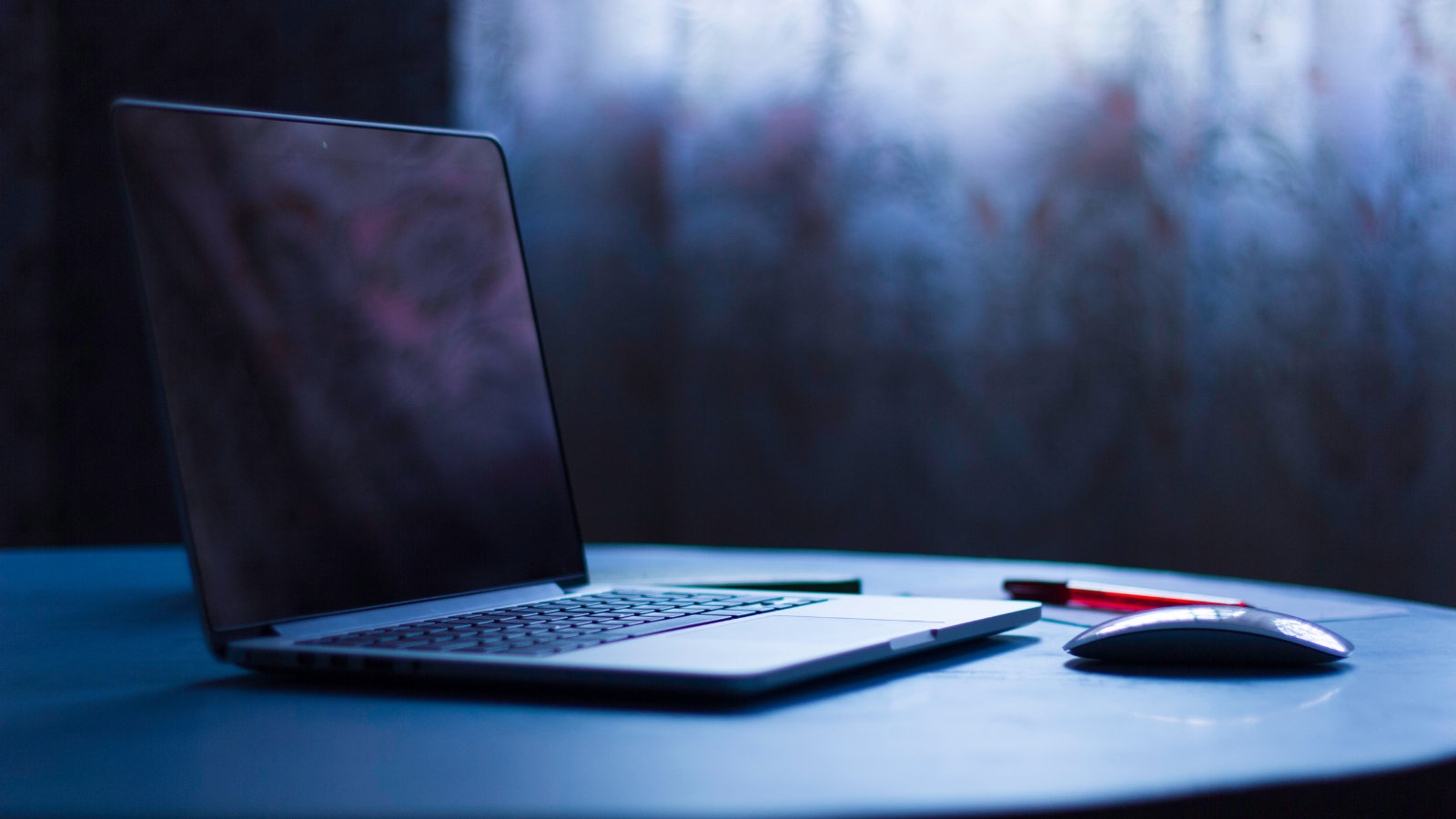 photo of a laptop sitting on a desk