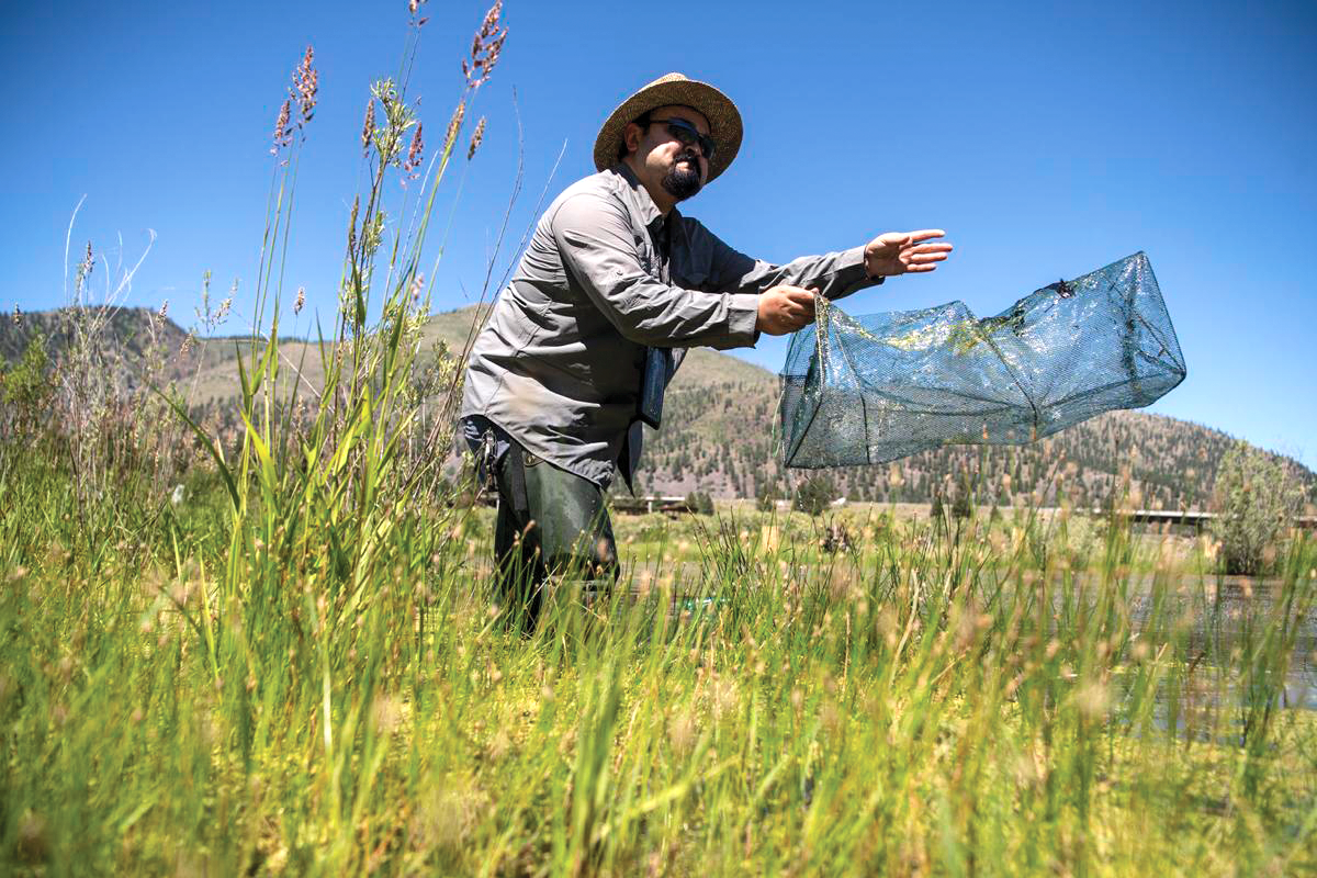 Photo of Erim Gómez holding a net in an open field